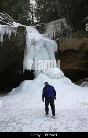 Wanderer in gefrorenen Wasserfall Greis Höhle Hocking Hills in Ohio Stockfoto