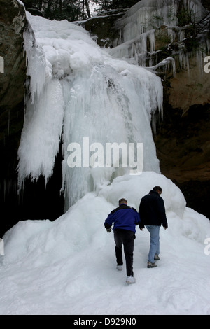 Wanderer in gefrorenen Wasserfall Greis Höhle Hocking Hills in Ohio Stockfoto