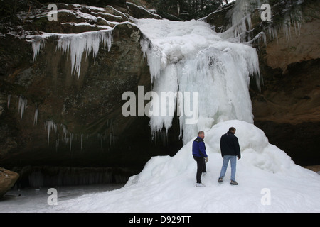 Wanderer in gefrorenen Wasserfall Greis Höhle Hocking Hills in Ohio Stockfoto