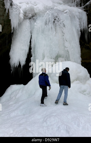 Wanderer in gefrorenen Wasserfall Greis Höhle Hocking Hills in Ohio Stockfoto