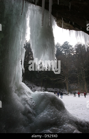 Wanderer, die gefrorenen Wasserfall Greis Höhle Hocking Hills Ohio Stockfoto