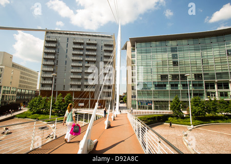 Trinity-Brücke über den Fluss Irwell, Manchester. Bild aufgenommen mit Blick auf Lowry Hotel, Salford Stockfoto