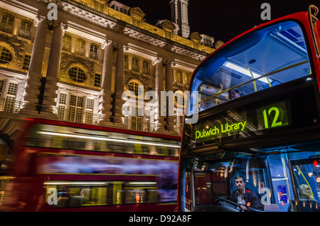 Londoner Busse in der Regent Street. London, England. Stockfoto