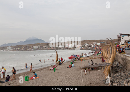 Strand von Huanchaco, Caballito de Totora, Reed Boote, in der Nähe von Trujillo, Peru Stockfoto
