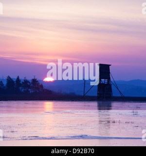 Jäger-Turm neben dem Teich im Winter bei Sonnenaufgang Stockfoto