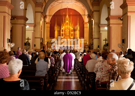 Messe in der Kirche Iglesia de Nuestra Señora De La Merced in Camagüey, Kuba, Karibik, Stockfoto