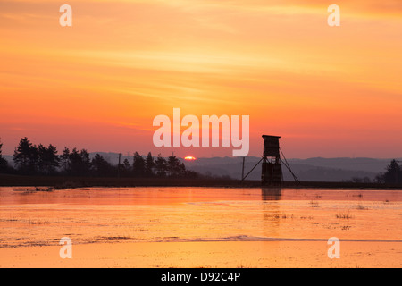 Jäger-Turm neben dem Teich im Winter bei Sonnenaufgang Stockfoto