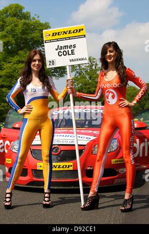 Oulton Park, Cheshire, England. 9. Juni 2013. Grid Girls in Runden, 10, 11 und 12 der British Touring Car Championship von Oulton Park Race Track. Bildnachweis: Action Plus Sport Bilder/Alamy Live News Stockfoto