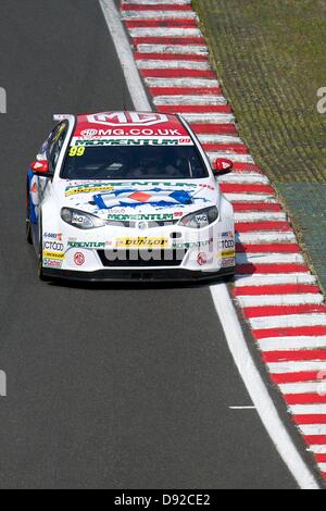 Oulton Park, Cheshire, England. 9. Juni 2013. Jason Plato in seinem MG6 in Runden, 10, 11 und 12 der British Touring Car Championship von Oulton Park Race Track. Bildnachweis: Action Plus Sport Bilder/Alamy Live News Stockfoto