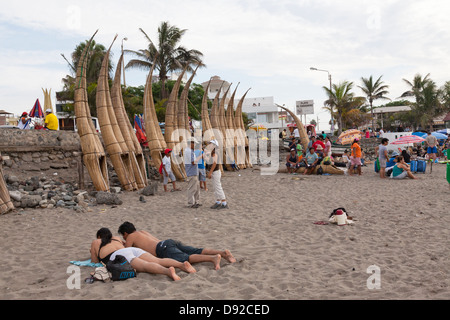 Strand von Huanchaco, Caballito de Totora, Reed Boote, in der Nähe von Trujillo, Peru Stockfoto