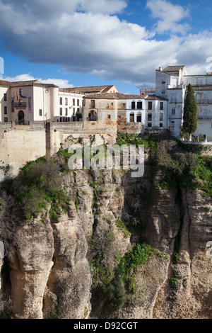 Ansicht der Gebäude in der Neustadt von anderen Seite der Brücke aus dem 18. Jahrhundert über die 300 ft Tajo-Schlucht in Ronda Spain Stockfoto