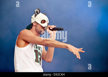 Deutscher Rapper Cro führt auf der Bühne Musik Festival Rock Im Park in Nürnberg, 9. Juni 2013. Mehr als 70.000 Fans der Rockmusik wurden auf dem Festival erwartet. Foto: DANIEL KARMANN Stockfoto