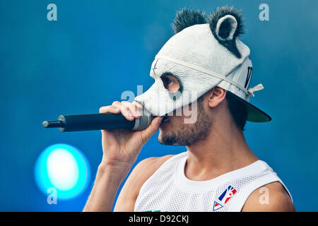 Deutscher Rapper Cro führt auf der Bühne Musik Festival Rock Im Park in Nürnberg, 9. Juni 2013. Mehr als 70.000 Fans der Rockmusik wurden auf dem Festival erwartet. Foto: DANIEL KARMANN Stockfoto