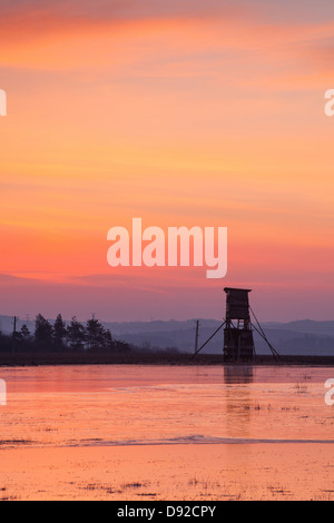 Jäger-Turm neben dem Teich im winter Stockfoto