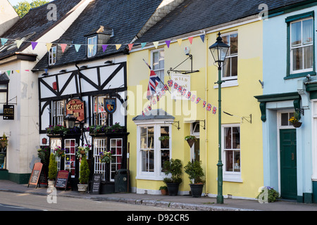 Modbury High Street mit Fahnen und Girlanden. Devon, England Stockfoto