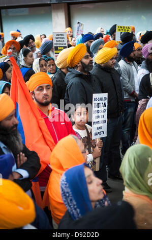 London, UK, 9. Juni 2013. Zehntausende Sikhs nahmen an einer Kundgebung in London zum 29. Jahrestag der indischen Armee Angriff auf den goldenen Tempel Komplex in Amritsar im Juni 1984. Viele Plakate angezeigt sowie anlässlich des Jahrestages Frustration wie Sikhs in Indien heute behandelt werden. Bildnachweis: Lee Thomas/Alamy Live-Nachrichten Stockfoto