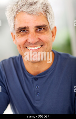 Lächeln auf den Lippen schöner reifer Mann Porträt zu Hause Stockfoto