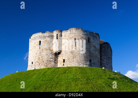 Famous Clifford Tower auf einem einsamen Hügel in York in England Stockfoto