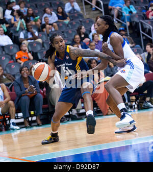 5. Juni 2013 - Newark, New Jersey, USA - 5. Juni 2011: Das Fieber nach vorne Jessica Breland (51) versucht, in Richtung Korb als Libertys vorwärts Toni Young (15) während der WNBA-Aktion im Prudential Center in Newark, New Jersey zwischen den New York Liberty und die Indiana Fever zu durchdringen. New York Liberty besiegte Indiana Fever 75-68 im Laufe der Zeit. Stockfoto