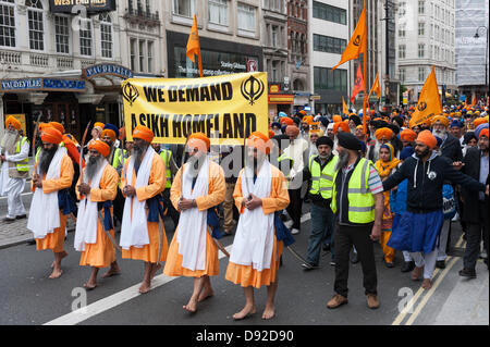 London, UK, 9. Juni 2013. Zehntausende Sikhs nahmen an einer Kundgebung in London zum 29. Jahrestag der indischen Armee Angriff auf den goldenen Tempel Komplex in Amritsar im Juni 1984. Viele Plakate angezeigt sowie anlässlich des Jahrestages Frustration wie Sikhs in Indien heute behandelt werden. Bildnachweis: Lee Thomas/Alamy Live-Nachrichten Stockfoto