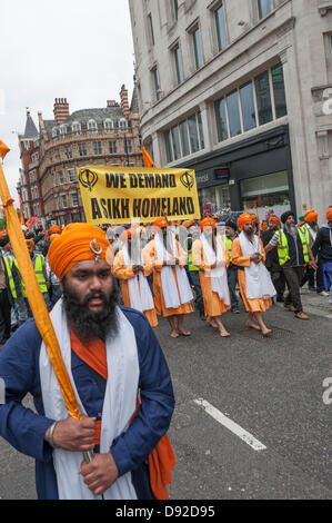 London, UK, 9. Juni 2013. Zehntausende Sikhs nahmen an einer Kundgebung in London zum 29. Jahrestag der indischen Armee Angriff auf den goldenen Tempel Komplex in Amritsar im Juni 1984. Viele Plakate angezeigt sowie anlässlich des Jahrestages Frustration wie Sikhs in Indien heute behandelt werden. Bildnachweis: Lee Thomas/Alamy Live-Nachrichten Stockfoto