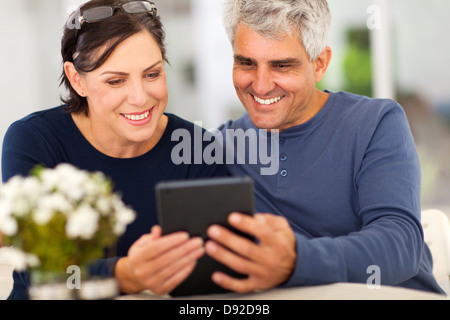 mittleren gealterten paar Lesen von e-Mails auf dem Tablet PC Stockfoto