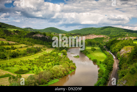 Blick vom Berg ins Tal mit dem Fluss Berounka Stockfoto