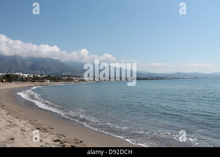 Strand, Meer und Berg Le Concha (Shell), Puerto Banus, in der Nähe von Marbella, Costa Del Sol, Andalusien, Spanien Stockfoto