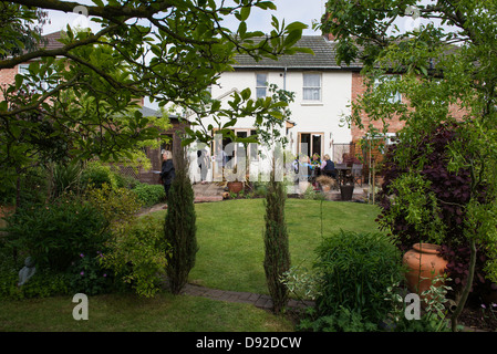 Blick auf einen Garten mit Menschen genießen die Gesellschaft. Stockfoto