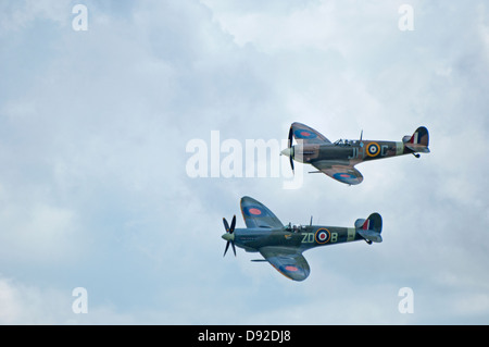 Zwei Supermarine Spitfire Mk.5 Flugzeuge fliegen in Formation. Stockfoto