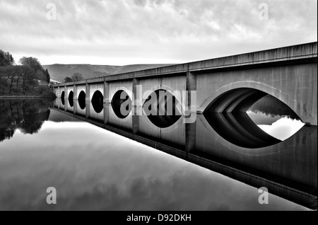 Brücke am Ladybower Vorratsbehälter Stockfoto