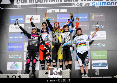 Fort William, Großbritannien. 9. Juni 2013. Die Frauen Downhill Podium bei der UCI Mountain Bike World Cup von Fort William. (1. Rachel Atherton, 2. Manon Carpenter, 3. Emmeline Ragot, 4. Myriam Nicole, 5. Morgane Charre) Bildnachweis: Action Plus Sport Bilder/Alamy Live News Stockfoto