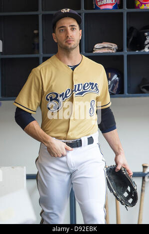 Milwaukee, Wisconsin, USA. 9. Juni 2013. Milwaukee linker Feldspieler Ryan Braun #8 in den Unterstand vor Beginn des Spiels. Braun ließ das Spiel im 3. Inning. Brauereien führen die Phillies 4-0 im 4. Inning im Miller Park in Milwaukee, Wisconsin. John Fisher/CSM/Alamy Live-Nachrichten Stockfoto