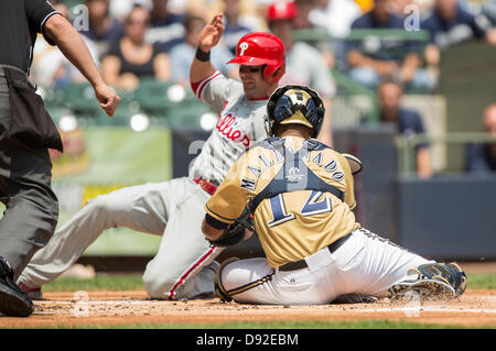 Milwaukee, Wisconsin, USA. 9. Juni 2013. Milwaukee Catcher Martin Maldonado #12 Stichwörter aus Philadelphia Läufer Michael Young #10 an der Platte im 1. Inning. Brauereien führen die Phillies 4-0 im 4. Inning im Miller Park in Milwaukee, Wisconsin. John Fisher/CSM/Alamy Live-Nachrichten Stockfoto