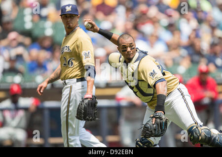 Milwaukee, Wisconsin, USA. 9. Juni 2013. Milwaukee Catcher Martin Maldonado #12 wirft ein Philadelphia-Läufer auf der ersten Base. Brauereien führen die Phillies 4-0 im 4. Inning im Miller Park in Milwaukee, Wisconsin. John Fisher/CSM/Alamy Live-Nachrichten Stockfoto