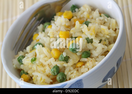 Gebratener Reis mit Ei, Erbsen und Mais Stockfoto