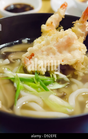 Japanische Küche, Udon-Nudeln mit Garnelen-tempura Stockfoto