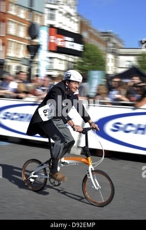 London, UK. Ein Amateur-Fahrer (Pete Cooper) rund um die Rennstrecke auf eine Tern zu beschleunigen, während Hitze 2 die das Time Out London Folding Bike Race (Bestandteil der IG Markets London Nocturne-Radsport-Event). Das Rennen fand auf den geschlossenen Straßen rund um Smithfield Market. Bildnachweis: Michael Preston/Alamy Live-Nachrichten Stockfoto