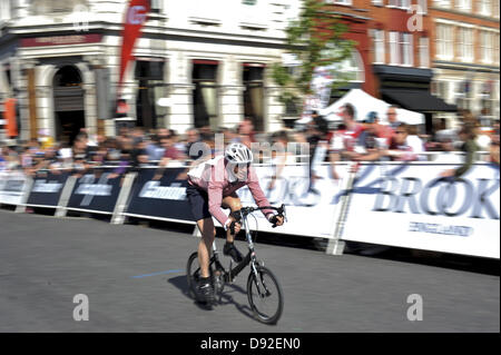 London, UK. Ein Amateur-Fahrer (Keith Henderson) übernimmt die Führung im Vorlauf 2 von der die Time Out London Folding Bike Race (Teil von IG Markets London Nocturne-Radsport-Event). Das Rennen fand auf den geschlossenen Straßen rund um Smithfield Market. Bildnachweis: Michael Preston/Alamy Live-Nachrichten Stockfoto