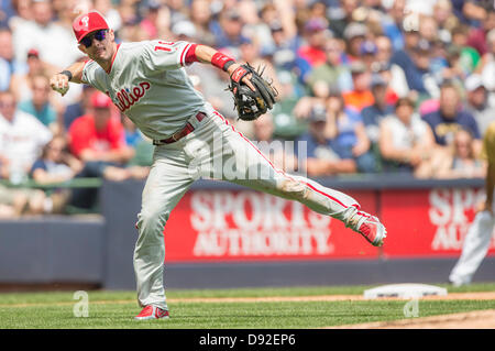 Milwaukee, Wisconsin, USA. 9. Juni 2013. Philadelphia dritte Baseman Michael Young #10 wirft ein Milwaukee Baserunner im 5. Inning des Spiels. Brauereien führen die Phillies 4-0 im 5. Inning im Miller Park in Milwaukee, Wisconsin. John Fisher/CSM/Alamy Live-Nachrichten Stockfoto