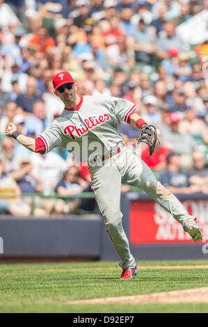 Milwaukee, Wisconsin, USA. 9. Juni 2013. Philadelphia dritte Baseman Michael Young #10 wirft ein Milwaukee Baserunner im 5. Inning des Spiels. Brauereien führen die Phillies 4-0 im 5. Inning im Miller Park in Milwaukee, Wisconsin. John Fisher/CSM/Alamy Live-Nachrichten Stockfoto