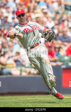 Milwaukee, Wisconsin, USA. 9. Juni 2013. Philadelphia dritte Baseman Michael Young #10 wirft ein Milwaukee Baserunner im 5. Inning des Spiels. Brauereien führen die Phillies 4-0 im 5. Inning im Miller Park in Milwaukee, Wisconsin. John Fisher/CSM/Alamy Live-Nachrichten Stockfoto