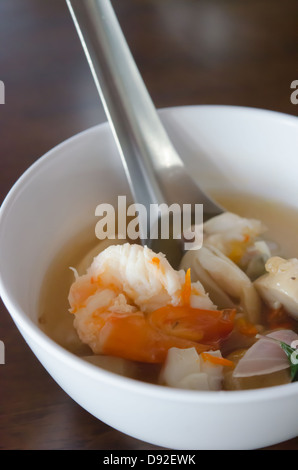 Tom Yum Goong, Thai-scharf-Suppe mit Meeresfrüchten, Garnelen und Gemüse Stockfoto