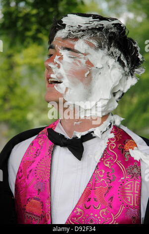 9. Juni 2013.  Konkurrent verkleidet als Mr. Darcy ist Kuchen. Mr. Darcy Custard Pie Kampf, Bakewell Backen Festival. Derbyshire Stockfoto