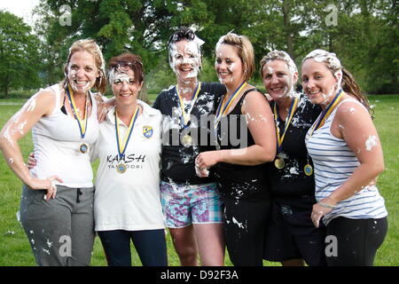 Bakewell, Derbyshire, UK. 9. Juni 2013.  Mr. Darcy Custard Pie kämpfen Mädchen gewinnende Team aus Matlock, Derbyshire.  (l-R) Nicola Crowder, Andrea Rodgers, Paula Sutherill, Aimee Holz, Liz Ashmore, Liz McGovern.  Mr. Darcy Custard Pie Kampf, Bakewell Backen Festival, Derbyshire, UK.  Mr. Darcy Custard Pie kämpfen jährte sich zum 200. von Austens Pride and Prejudice, die Teil-geschrieben in Bakewell Rutland Arms Hotel war.  Mannschaften, startete mit einköpfigem gekleidet als Mr. Darcy, Kuchen während versuchen, ihre Darcy sauber zu halten. Bildnachweis: Deborah Vernon/Alamy Live-Nachrichten Stockfoto