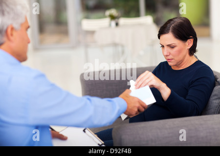 Verständnis-Therapeut Übergabe Gewebe eine verärgert mittleren gealterten Patienten Stockfoto