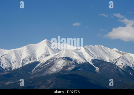 Mount Princeton, eine 14.000 Fuß-Spitze im Bereich Collegiate Gipfel der Rocky Mountains, ist mit einer frischen Frühlingsschnee bedeckt. Stockfoto