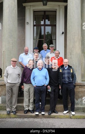 Zwölf der WM Englands 1966 gewann die Mannschaft wieder vereint auf Brocton Hall Golf Course in Staffordshire. LtoR Sir Bobby Charlton, Stockfoto