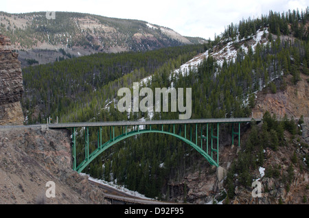 Einer von nur zwei Bogen Stahlbrücken im Bundesstaat Colorado, der Eagle River Bridge in der Nähe von Red Cliff überspannt den Fluss in 470 Füßen. Stockfoto