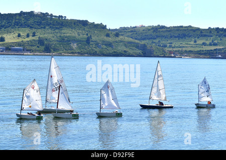 Segelschule am Tage Fluss Lissabon Portugal Stockfoto